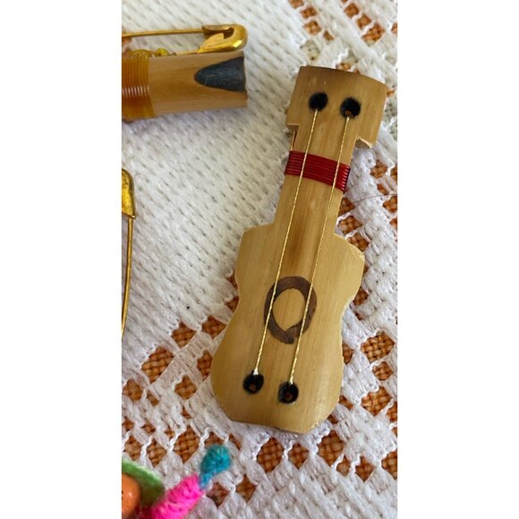 Vintage 1970s Miniature Peruvian Musical Instruments & Dolls Pins/Brooches - Picture 6 of 10